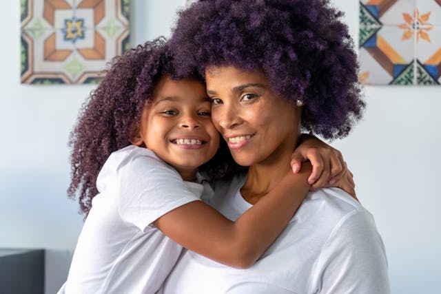 Consejos para mantener el cabello rizado infantil hidratado y suave - Curly Stop